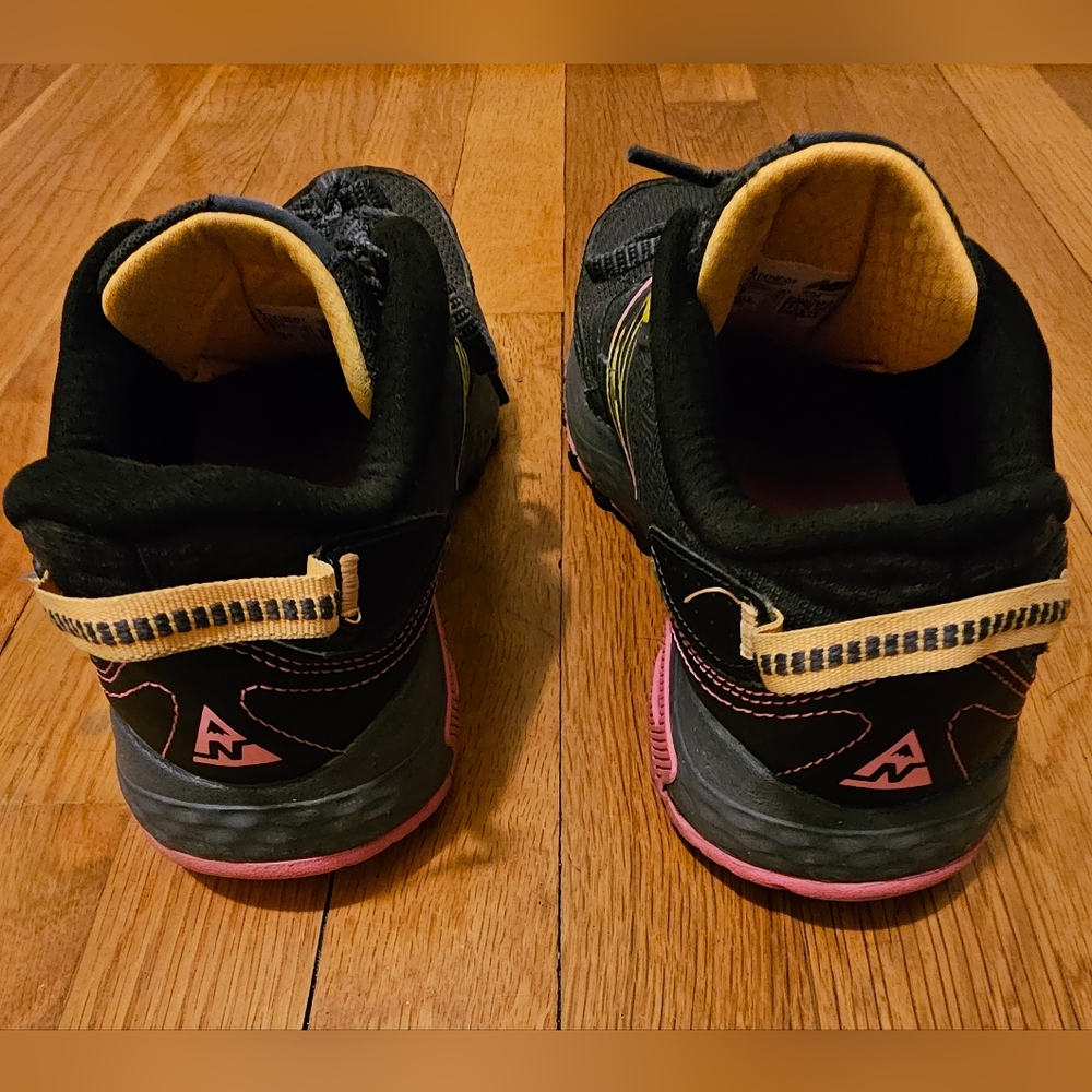 New Balance 410 V7 Womens Size 9 WT410CG7 Gray/Pink Trail Running Shoes Read - Picture 3 of 8